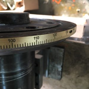 Gravura podela na mesinganom prstenu Gravura podela na mesinganom prstenu