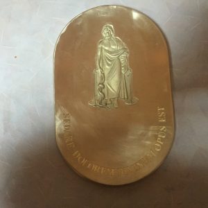 Gravura teksta na mesingu Gravura teksta na mesingu